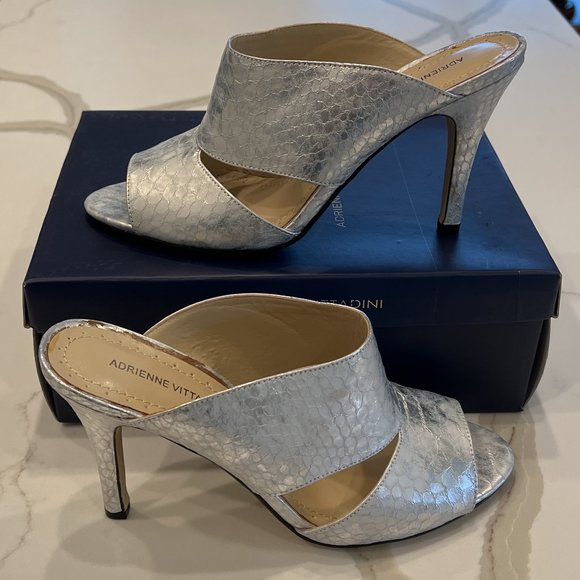 NIB Adrienne Vittadini Gunn Silver Metallic Snakeskin Sandals/Mules Size 8 1/2 - Picture 3 of 10